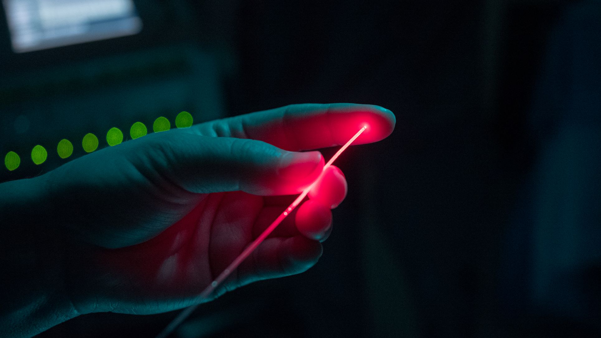 Diffusor fiber touched by fingers