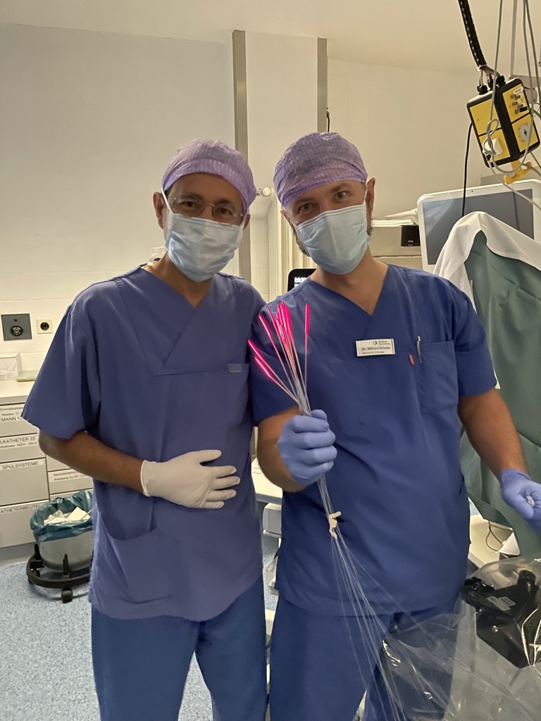 Two surgeons holding diffusor fiber in hand