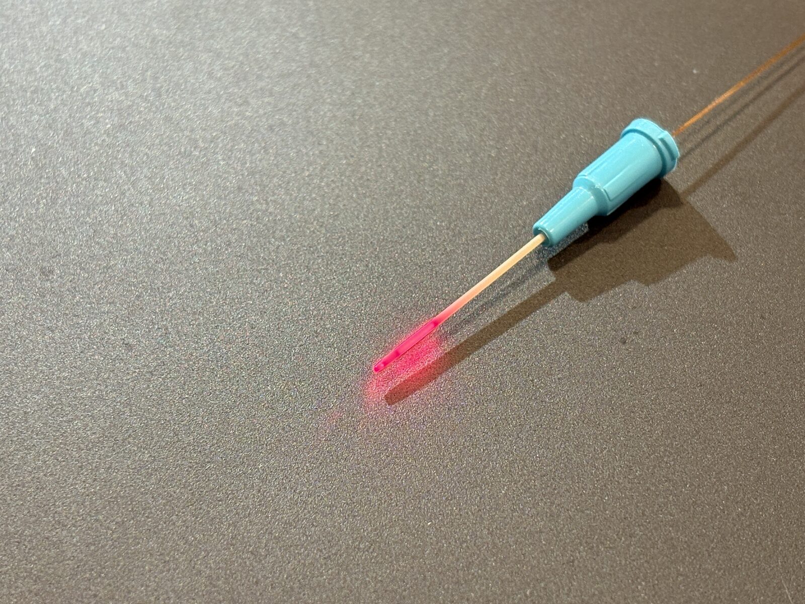 CD-2XS2 diffuser tip emitting 660 nm red light at the end of a 22G cannula