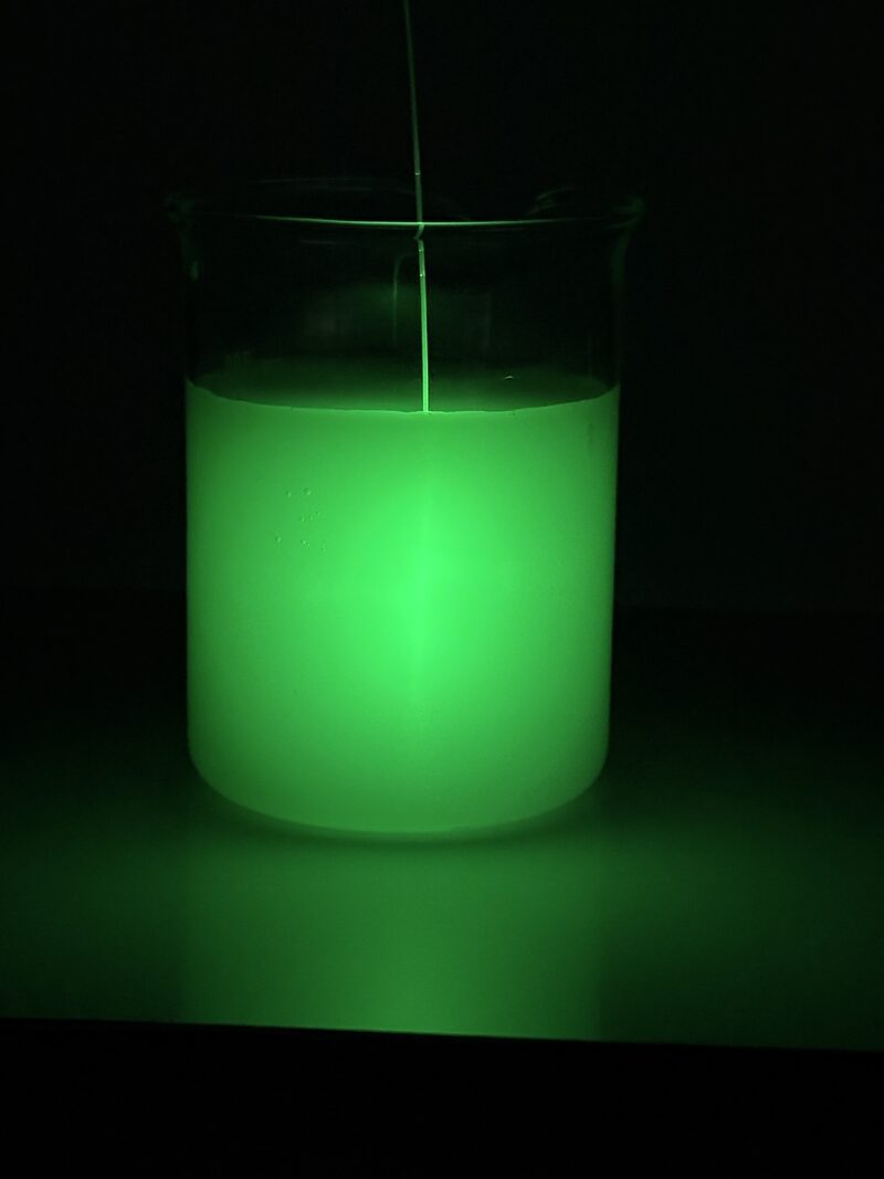 Cylindrical diffuser emitting 530 nm green light in a vessel with scattering medium